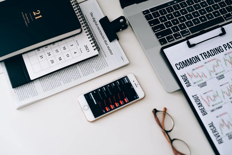 Laptop ekranında farklı bankaların web sitelerini karşılaştıran bir kişi